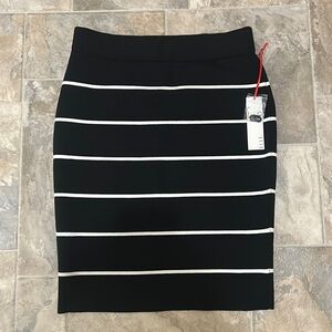 ✨✨NWT Elle Black And White Striped Pencil Bodycon Sweater Like Skirt M